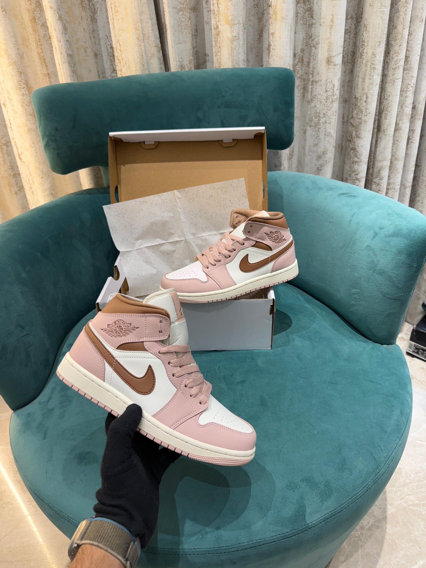 WMN’s Jordan 1 Mid “Neapolitan” 🇯🇴