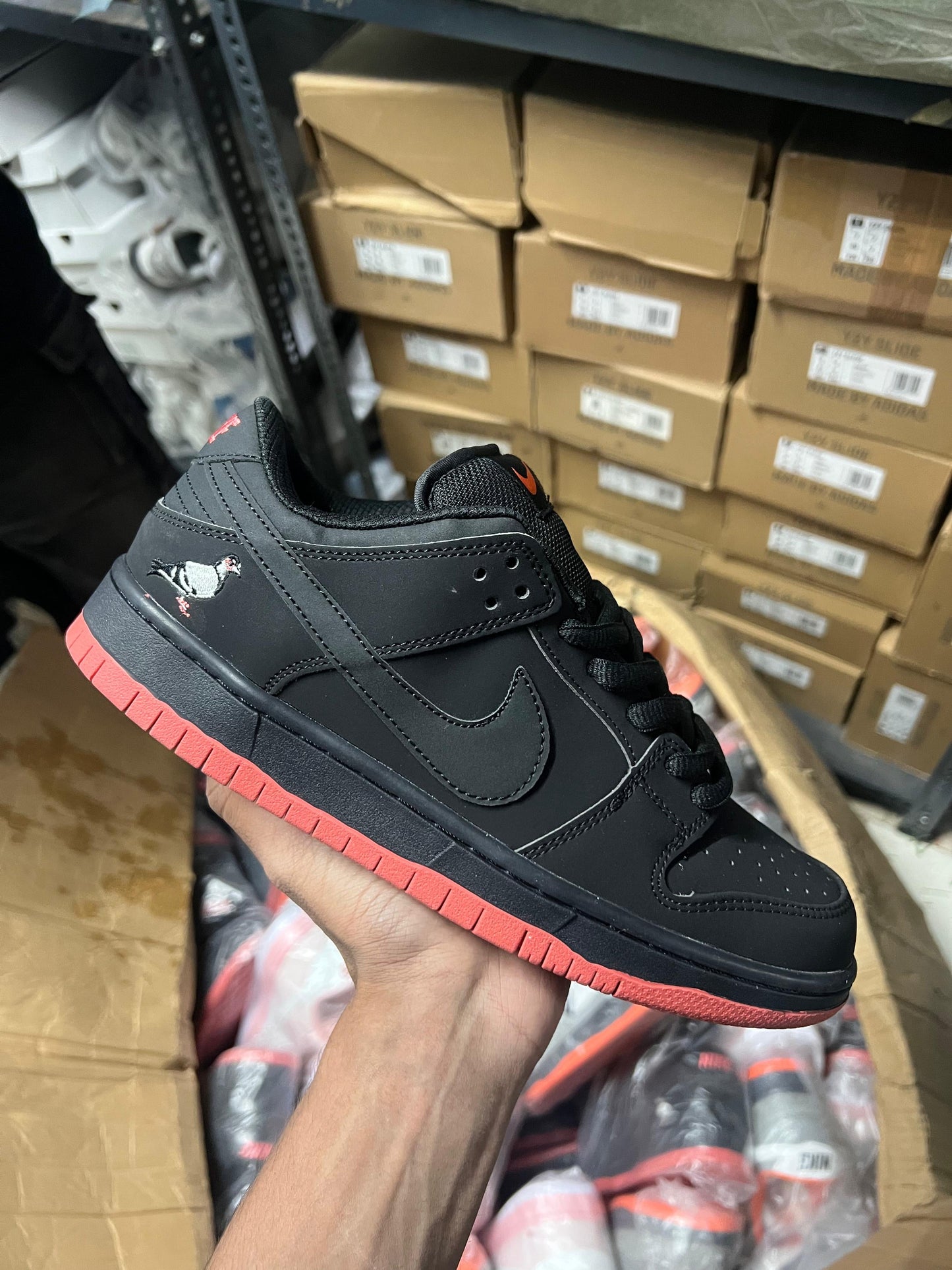 SB Dunk Low 'pigeon Black red'
