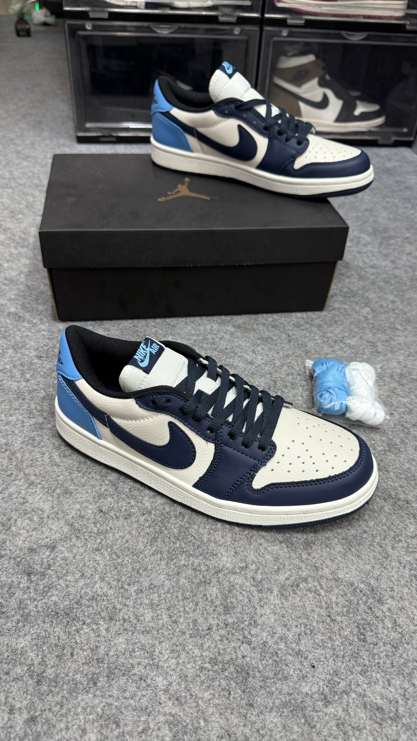 AJ1 Low 'Obsidian'
