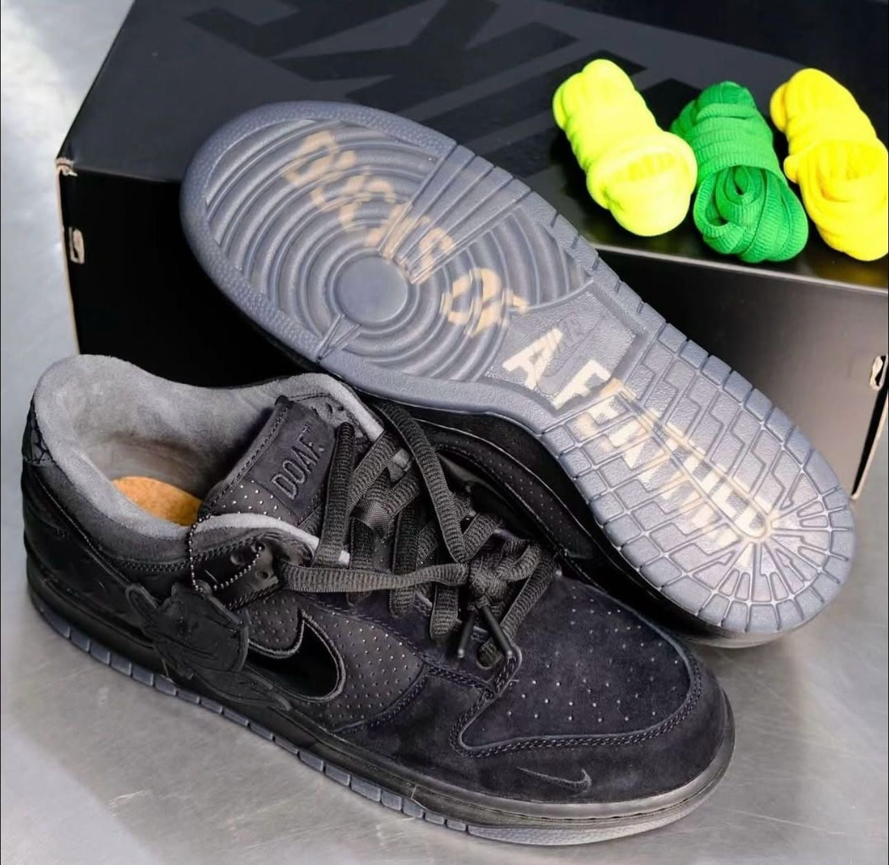 Nike Dunk Low SB x “Black university ”