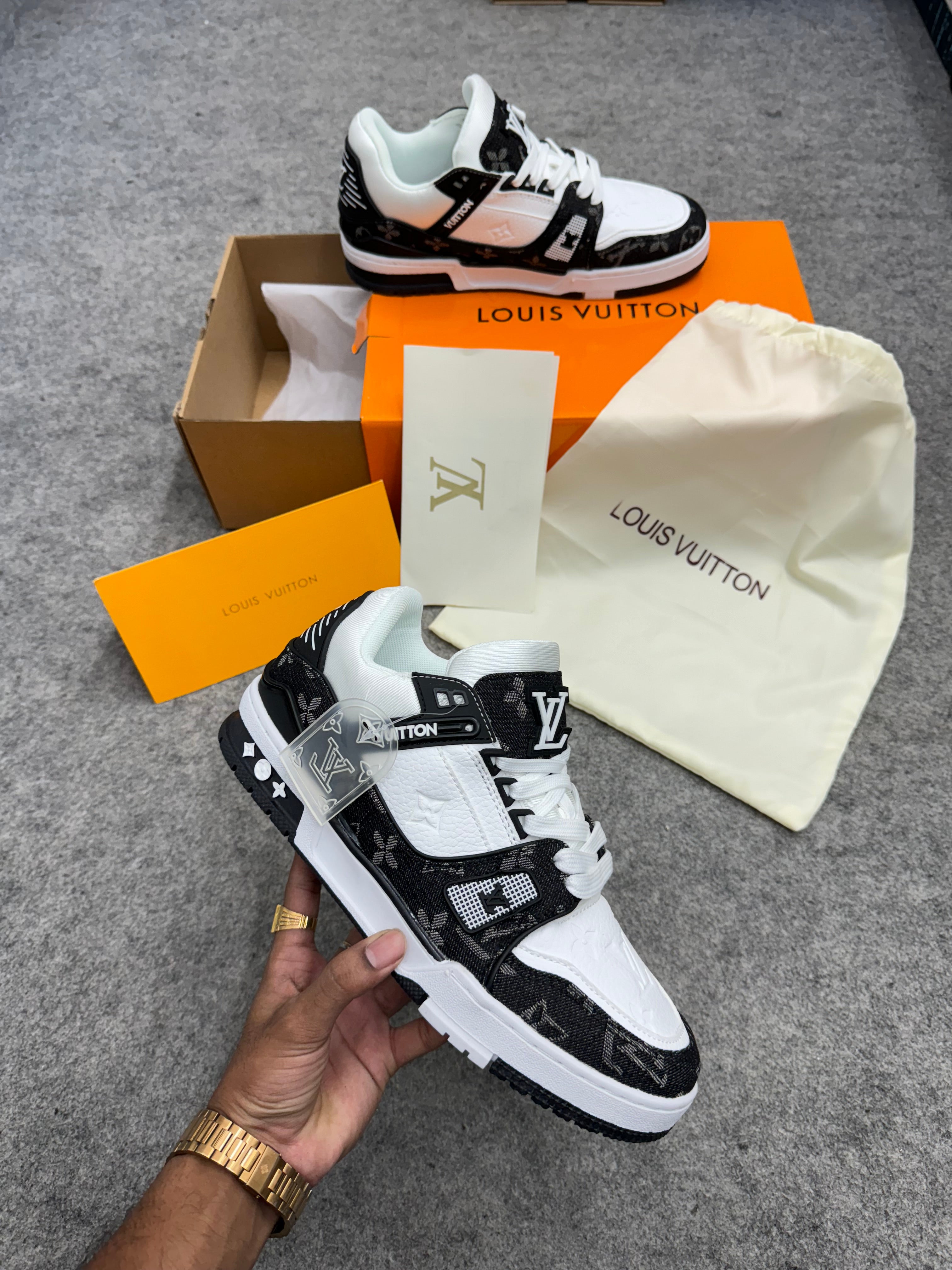 Louis Vuitton Trainer 'Black”