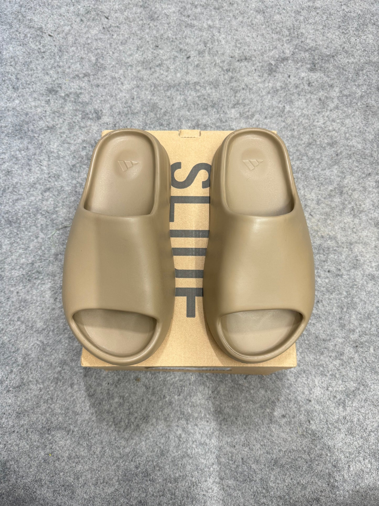 Yeezy slide 'Earth'    {UA}