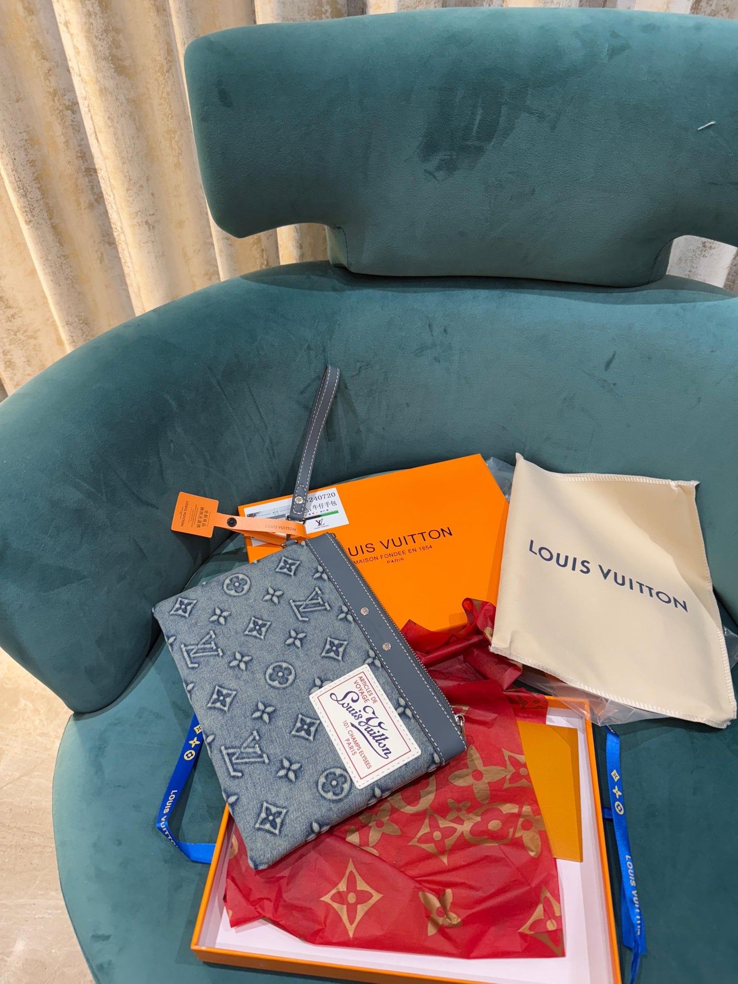 Louis Vuitton Pochette To-go ‘Monogram Washed Denim’