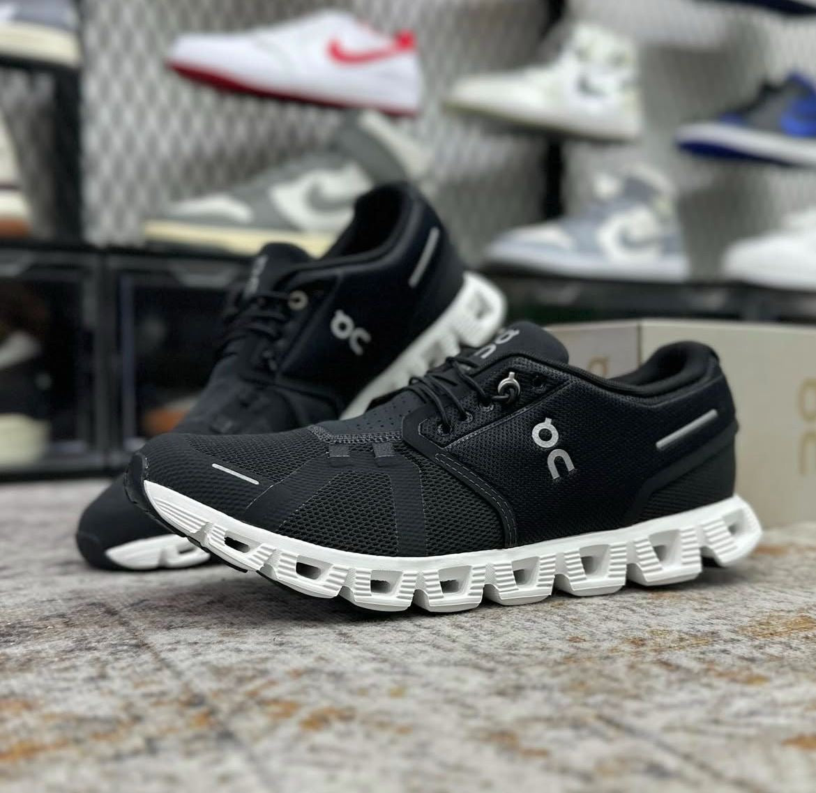 On Running cloud 5 ( black/white)”