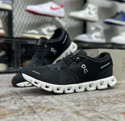 On Running cloud 5 ( black/white)”