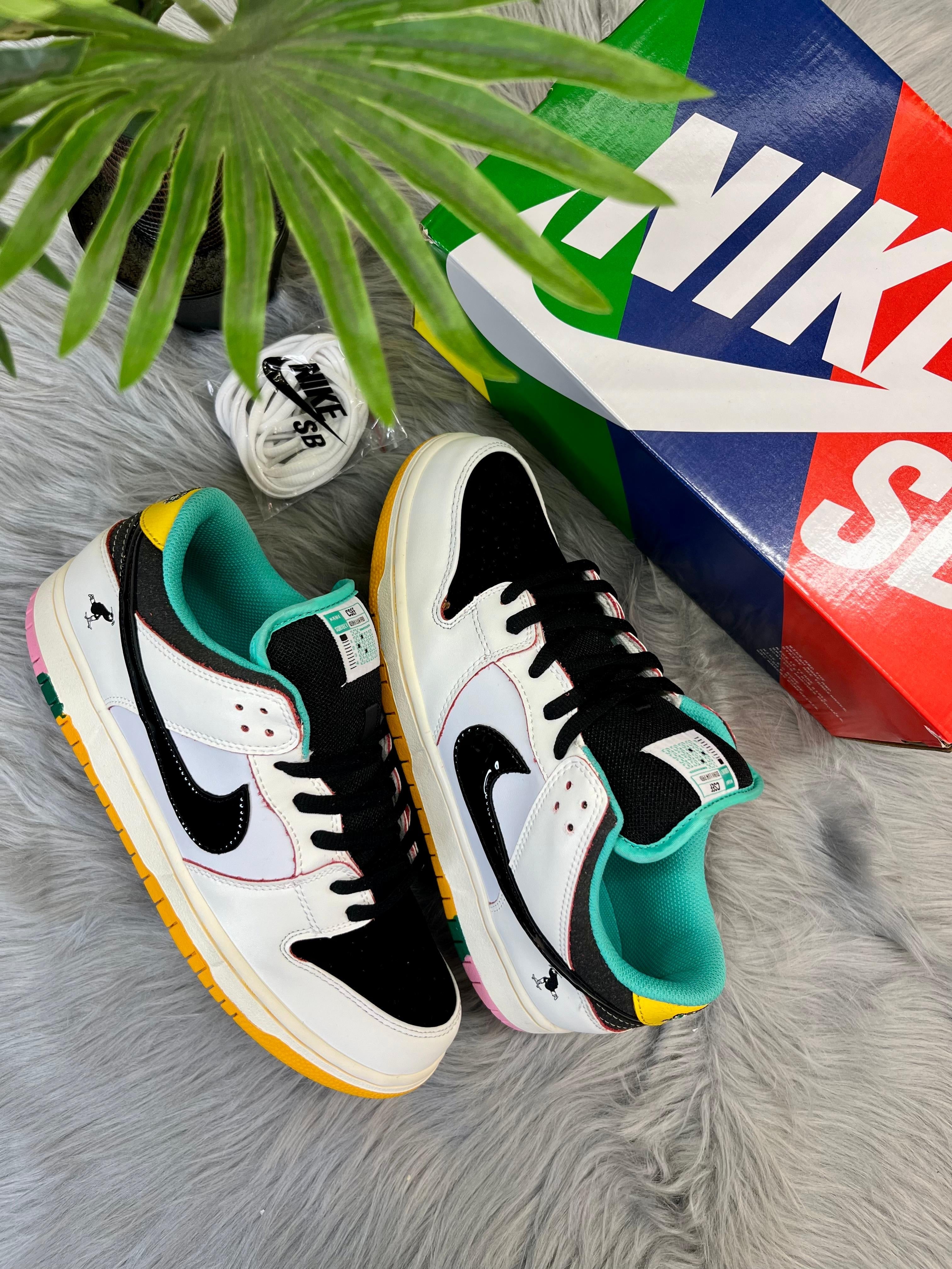 NIKE SB DUNK LOW CLEAR